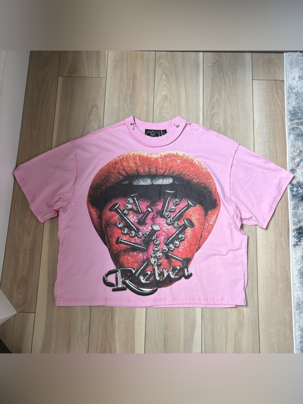 NEW Rebel Vengeance Pink Tongue Splatter Crop Graphic Shirt Men’s Size Small